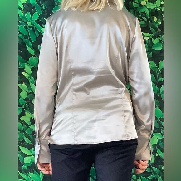 ✨ Ann Taylor Metallic Silver V-Neck Blouse w/ Twist Detail – Size 10 - Picture 5 of 6